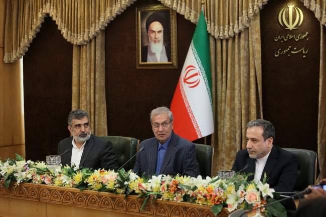 A handout photo made available by the Iranian Presidential office shows Iranian government speaker Ali Rabiei (C) along with Iranian Deputy-Foreign Ministers Abbas Araghchi (R) and Behrouz Kamalvandi (L), spokesman and vice-president of the Atomic Energy Organization of Iran, attend a joint press conference at the presidential office in Tehran, Iran, 07 July 2019. [Photo: IC]