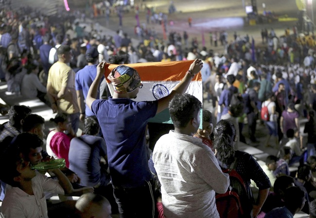 An Indian spectator folds a flag as others leave after the Chandrayaan-2 mission was aborted at Sriharikota, in southern India, Monday, July 15, 2019. [Photo: IC]