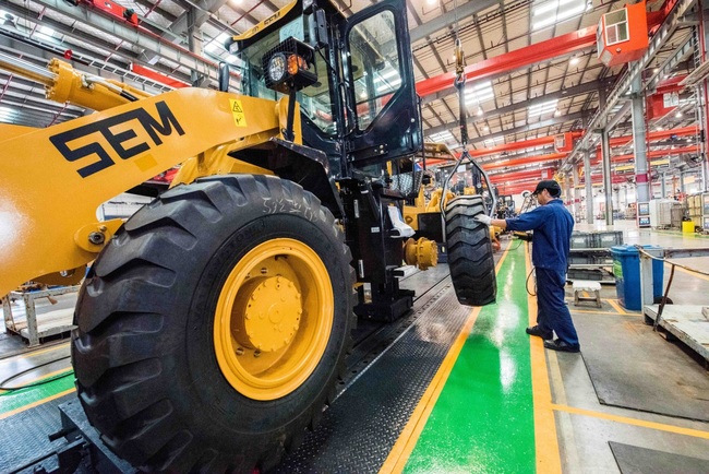 A worker on a wheel loader assembly line at a machinery manufacturing plant in Weifang, Shandong Province, China, July 15, 2019. [Photo: IC]