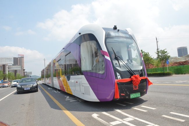 A railless train, developed by the CRRC Zhuzhou Institute Co. Ltd, runs on the world's first ART (Autonomous Rail Rapid Transit) A1 line in Zhuzhou city, central China's Hunan province, May 8, 2018. [File Photo: IC]