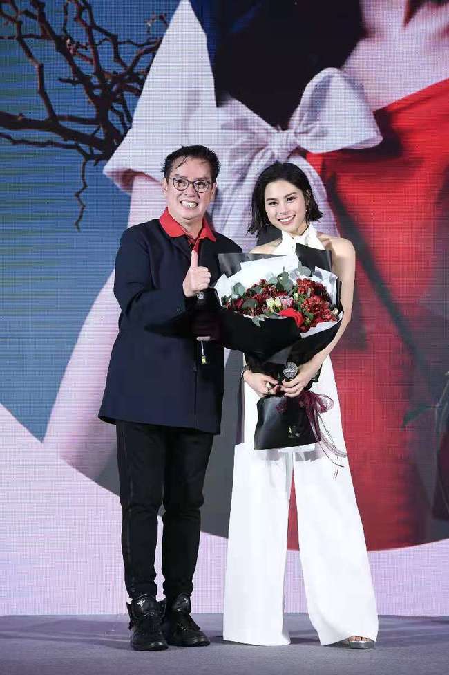 Gin Lee's new album will be released today. Alan Tam surprisingly joined her at a promotional event in Beijing. [Photo: China Plus]