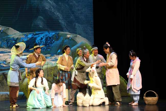A scene from a children's play adapted from the ancient Chinese fable "Yugong Removing Mountains". The play was recently shown as part of the ongoing China Children's Theater Festival. [Photo: China Plus]