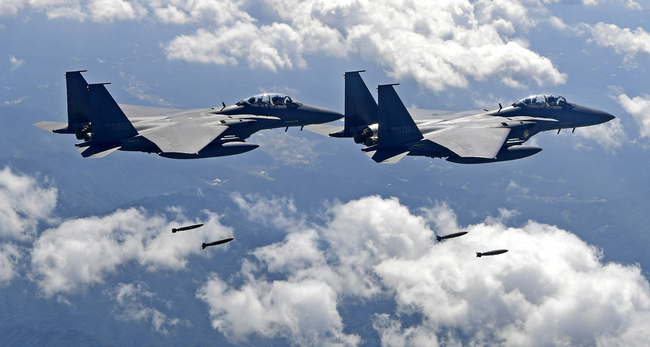 South Korean fighter jets F-15K bomber drops a bomb over the Korean Peninsula in South Korea on September 18, 2017. [File photo: IC]