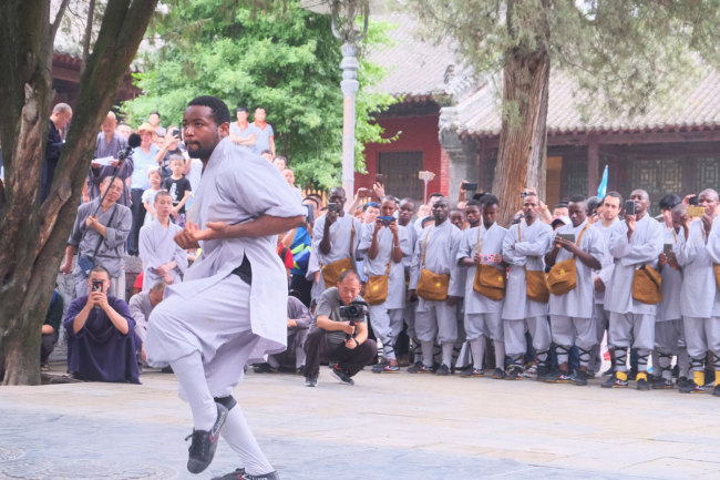 An African apprentice(学院) demonstrates(展示) Shaolin kung fu(功夫) during the opening ceremony of the seventh Shaolin Martial Art African Apprentice Class on Monday, July 22, 2019. [Photo: IC] 