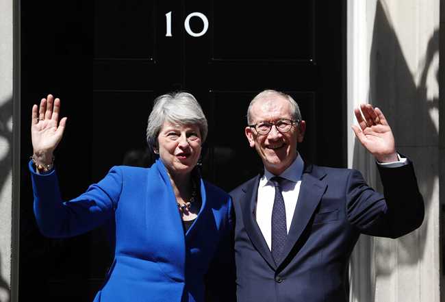 Britain's Prime Minister Theresa May and her husband Philip wave from the steps of 10 Downing Street, London before leaving for Buckingham Palace to hand her resignation to Queen Elizabeth II, Wednesday, July 24, 2019. [Photo: IC]