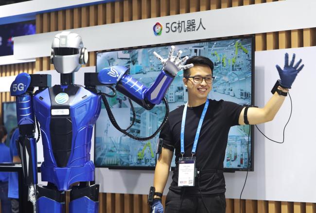 Picture shows the synchronization of a 5G robot and the operator at the Mobile World Congress in Shanghai, June 26, 2019. [File photo: VCG]