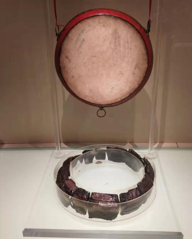 Hanging drum with colored lacquer, discovered in the eastern chamber of Zenghouyi’s tomb. The frame used to be made of thirteen boards, which has fallen into disorder at the time of unearthing. [Photo: China Plus/Wang Xiaoyu]