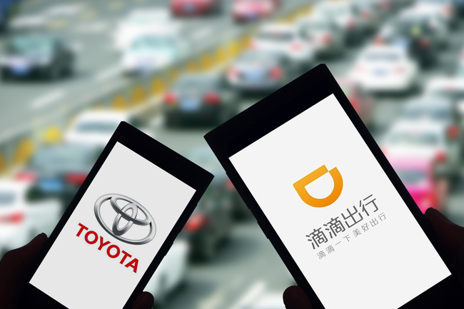 Logos of Toyota Motor Corporation and Didi Chuxing are seen on mobile phone screens. [File Photo:IC]