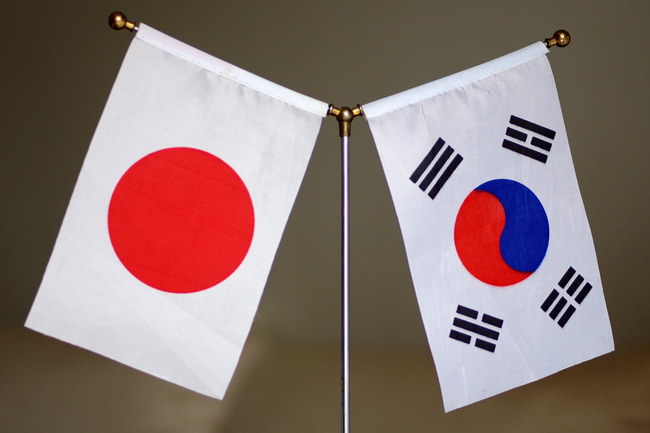 National flags of Japan and South Korea. [File Photo: IC]