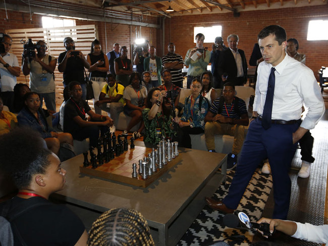 Pete Buttigieg, right, listens to "Dream Hustle Code" students visiting from Chicago, at Vector90, the workspace created by the late Nipsey Hussle, in Los Angeles, Thursday, July 25, 2019. [Photo: Damian Dovarganes/AP via IC]