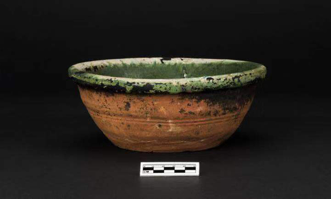 In this undated photo, a ceramic ware unearthed from 38 ancient tombs dating back to the Qing Dynasty (1644-1911) is displayed in Shenyang city, northeast China's Liaoning Province. [Photo: IC]