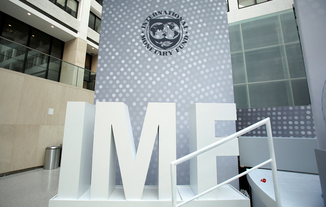 International Monetary Fund logo is seen inside the headquarters at the end of the IMF/World Bank annual meetings in Washington, U.S., October 9, 2016. [File Photo: VCG]