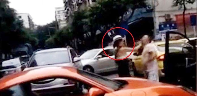 A screenshot of the video showing Li slapping the driver of the car she smashed into with her Porsche after she made an illegal turn. [Photo: China Plus]