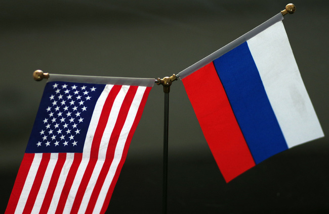 National flags of Russia and the United States. [File Photo: IC]