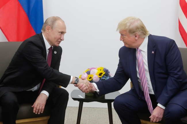 Russia's President Vladimir Putin (L) and US President Donald Trump shake hands during a meeting on the sidelines of the 2019 G20 Summit at the INTEX Osaka International Exhibition Centre. [File photo: VCG]