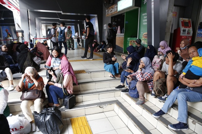 Train passenger waits at an train station in Jakarta, Indonesia, August 04, 2019. Indonesian capital Jakarta, parts of West Java and Central Java have been hit by a major power blackout. The mass rapid transit (MRT) system had to evacuate passengers from trains. [Photo: EPA via IC]
