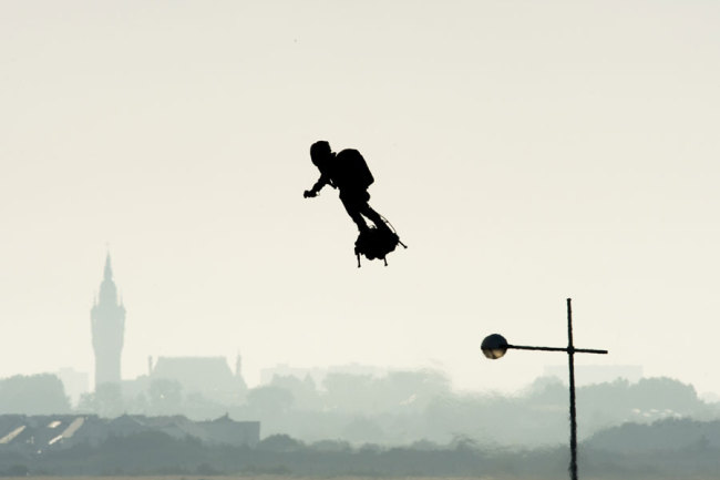 French inventor Franky Zapata successfully flies over the English Channel on his hoverboard on August 4, 2019. [Photo: IC]
