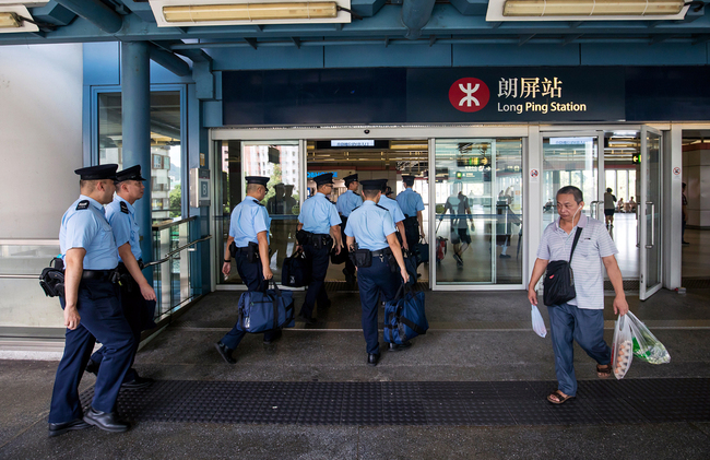 Police officers enter the Long Ping Station in the Yuen Long district of the New Territories in Hong Kong Special Administrative Region on July 23, 2019. [Photo: VCG]