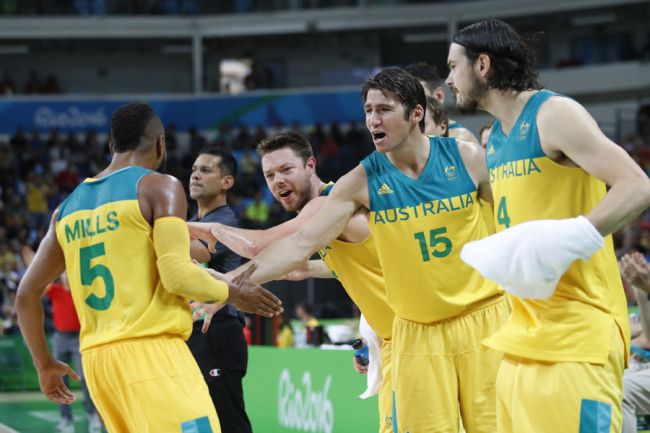 Patty Mills of Australia is greeted by his bench in the second half at the Men's Basketball Bronze medal game between Australia and Spain at Carioca Arena 1 at the 2016 Rio Summer Olympics in Rio de Janeiro, Brazil, on August 21, 2016. [File photo: IC]