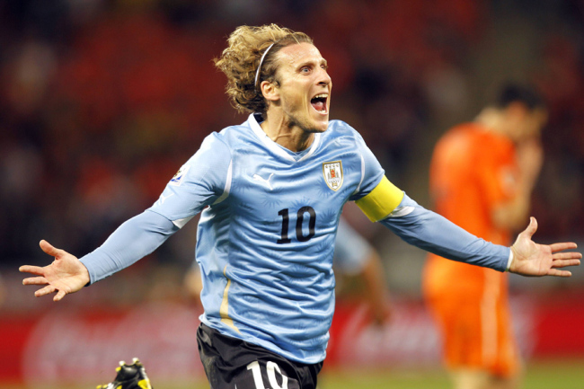 Diego Forlan during the 2010 FIFA World Cup game between Uruguay and the Netherlands in South Africa on Jun 7, 2010. [File photo: IC]