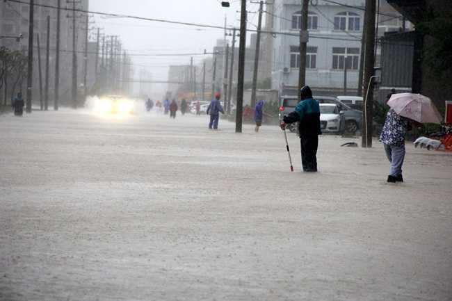 Typhoon Lekima makes landfall in Wenling, Zhejiang province, on Aug. 10, 2019. [Photo: IC]