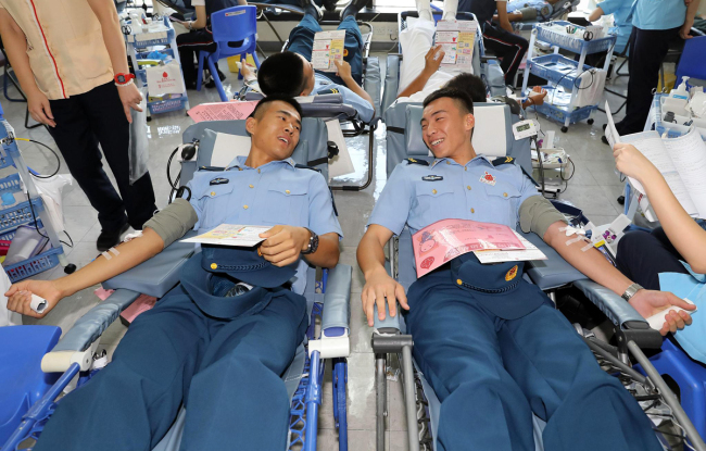 Two soldiers of the Chinese People's Liberation Army Garrison in the Hong Kong Special Administrative Region donate blood in Hong Kong, August 9, 2019. [Photo: VCG]