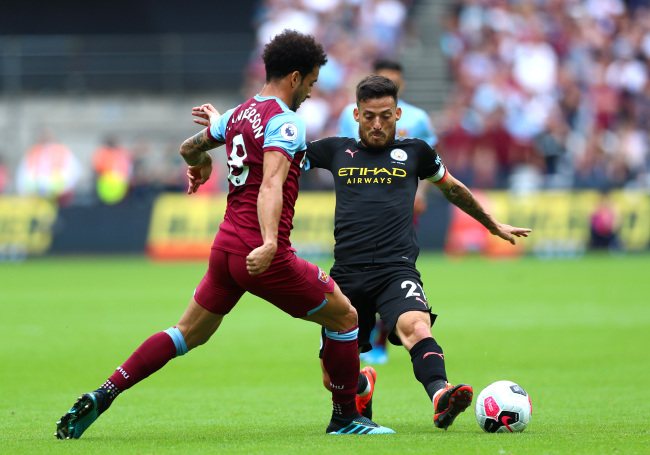 Bernardo Silva of Manchester City and Felipe Anderson of West Ham United in action during the Premier League match between West Ham United and Manchester City at London Stadium on August 10, 2019 in London, United Kingdom. [Photo: IC]