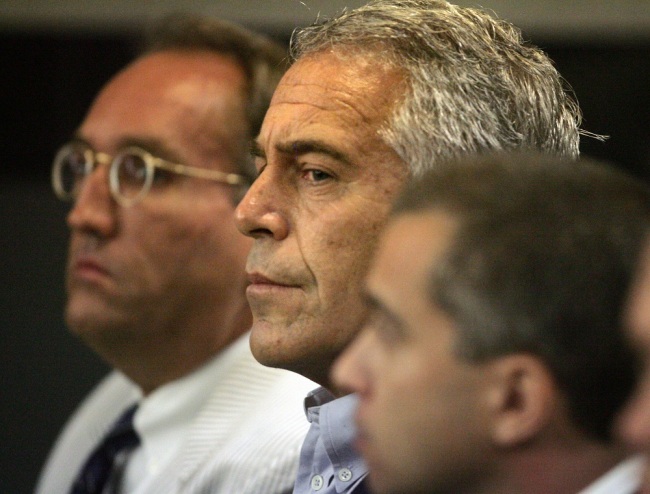 In this July 30, 2008, file photo, Jeffrey Epstein, center, appears in court in West Palm Beach, Fla. Newly released court documents show that Epstein repeatedly declined to answer questions about sex abuse as part of a lawsuit. [File Photo: AP via IC]