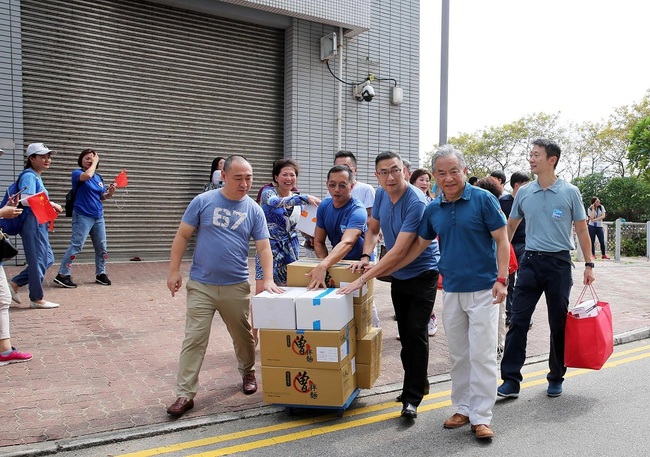 Residents gather outside the Hong Kong Police Headquarters to offer goods and blessing cards to police officers in China's Hong Kong Special Administrative Region on August 10, 2019. [Photo: VCG]