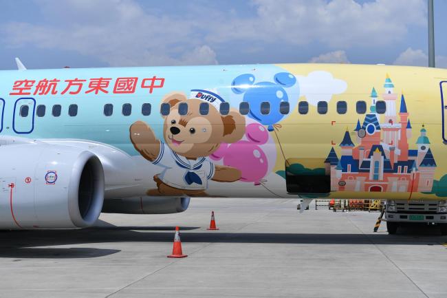 A new aircraft depicting Duffy and Friends makes its maiden flight from Kunming to Shanghai, August 12, 2019. [Photo: China News Service via VCG/Ren Dong]