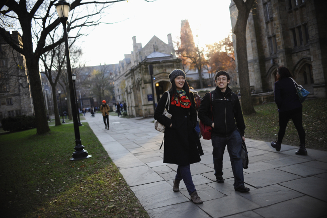 A Yale University sophomore, left, walks with his friend on the school's campus in New Haven, Connecticut. [File Photo: IC]