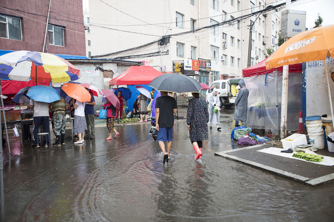 Photo taken on August 14, 2019, shows a flooded market in Jilin city, northeast China's Jilin Province. [File Photo: VCG]