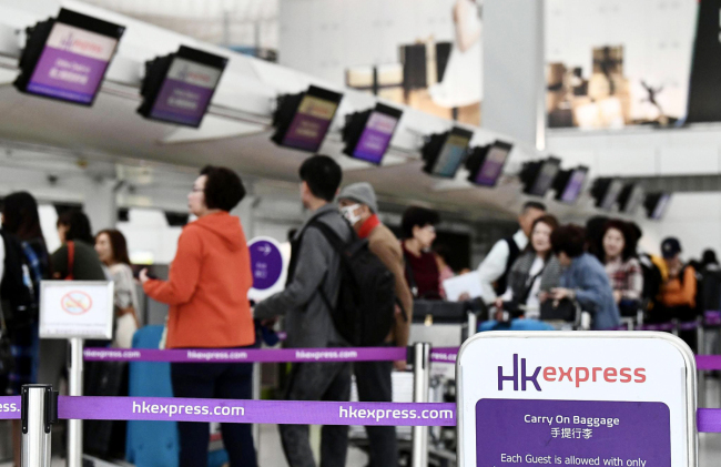 Passengers wait for luggage check-in at Hong Kong International Airport on March 27, 2019. [File Photo: VCG]