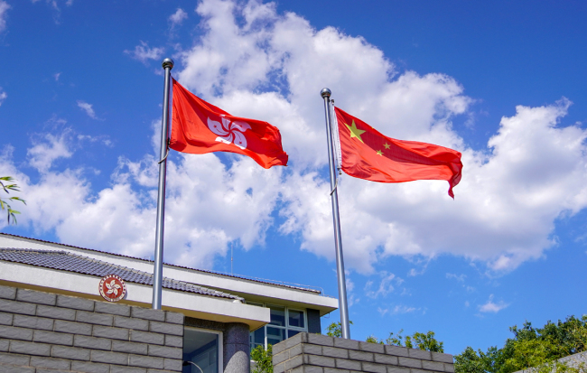 Flags of the People's Republic of China and Hong Kong Special Administrative Region flutter in Hong Kong. [File Photo: IC]