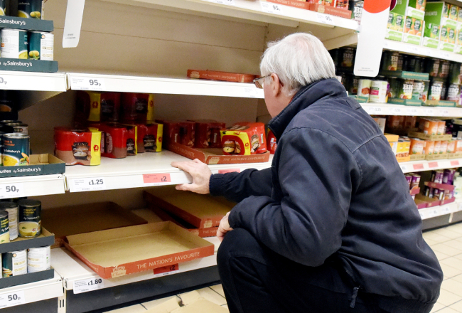 A man finds food on the shelves at a Sainsbury's supermarket in London, England. [File Photo: IC]