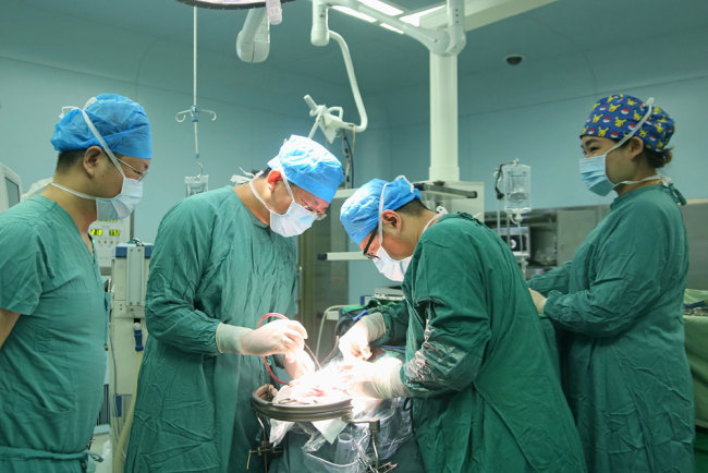 Doctors perform an operation at a hospital in Changzhou, Jiangsu Province. [File photo: VCG]