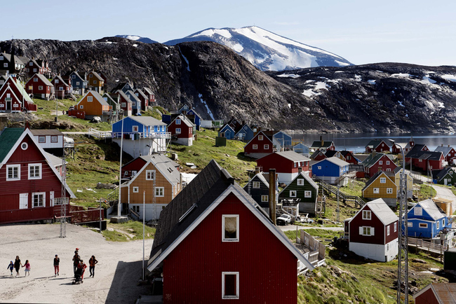 Houses in the village of Upernavik in western Greenland, July 11, 2015. [File Photo: EPA via IC] 