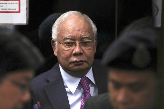 Former Malaysian Prime Minister Najib Razak walks into lift as he arrives at Kuala Lumpur High Court in Kuala Lumpur, Malaysia, on June 18, 2019. [Photo: IC/AP/Vincent Thian]