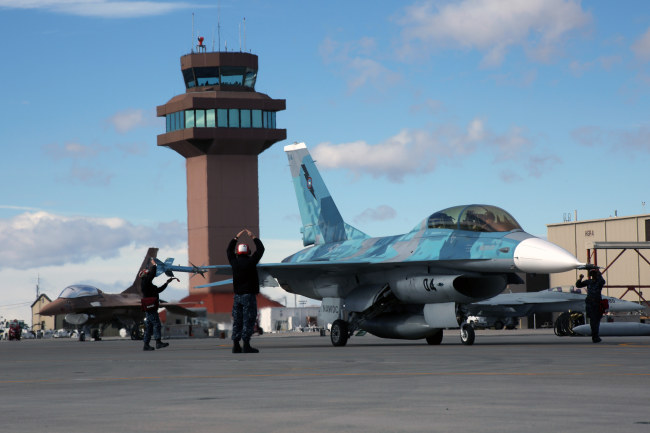 U.S. Navy ground crews signal an Air Force F-16V Fighting Falcon Viper fighter aircraft to taxi for takeoff at the Naval Air Station Fallon February 6, 2017 in Fallon, Nevada. [File photo: IC]