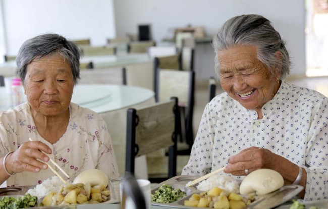 Two aged people eat lunch. [File Photo: IC]