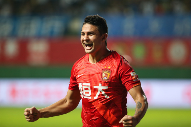 Elkeson celebrates after scoring a goal in the match against Guangzhou R&F, July 20, 2019. [File photo: VCG]