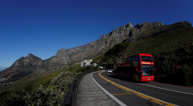 A tour bus carries visitors to Table Mountain in Cape Town, South Africa, August 5, 2017. [File Photo: MIKE HUTCHINGS/Reuters via VCG]