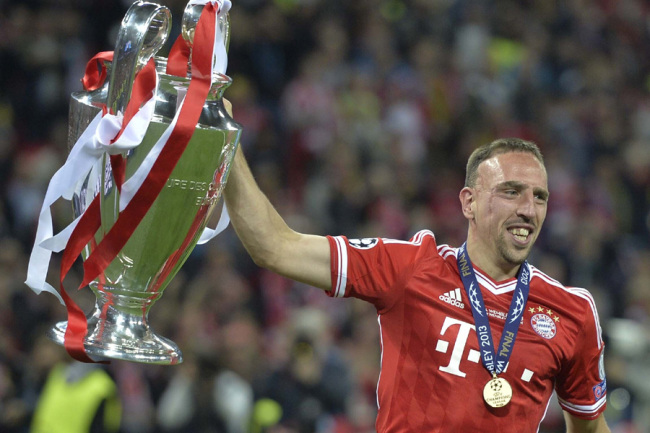 In this May 25, 2013 file photo, Bayern Munich's Franck Ribery of France lifts the trophy after winning the Champions League Final at Wembley Stadium in London. [Photo: IC]