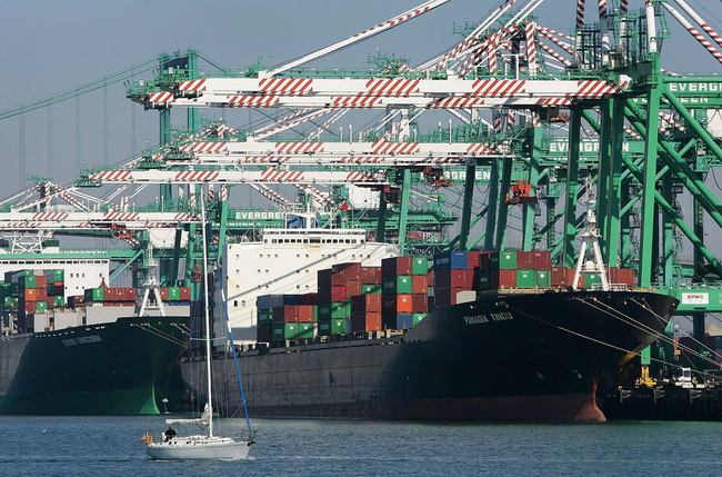 Shipping containers are loaded onto ships in the Port of Los Angeles on February 10, 2006 in San Pedro, California. [File Photo: VCG]