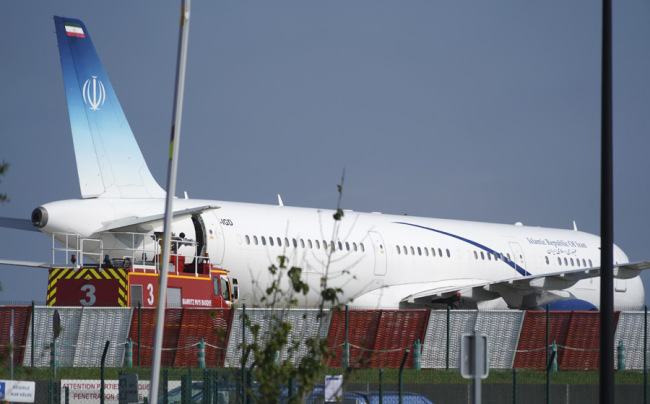 An Iranian plane can be seen at the airport in Biarritz, France, August 25, 2019. Iranian Foreign Minister Mohammad Javad paid an unannounced visit Sunday to the G-7 summit and headed straight to the building where leaders of the world's major democracies have been debating how to handle the country's nuclear issues. [Photo: IC]