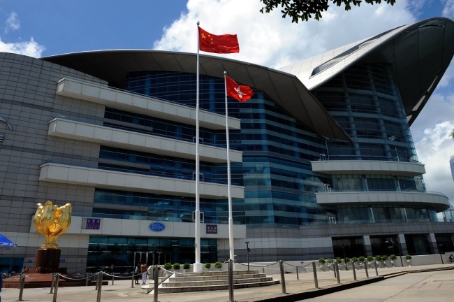 National flag of the People's Republic of China and regional flag of the Hong Kong Special Administrative Region flutter at Golden Bauhinia Square in Wan Chai, Hong Kong. [File Photo: IC]