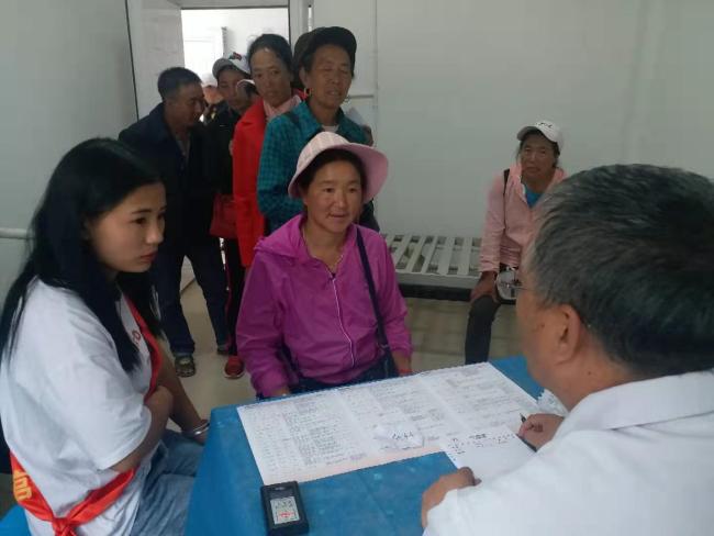 Dekyi was interpreting at a free clinic, for medical volunteers from several prestigious hospitals across the country who come to her hometown to help the locals. [Photo: from China Plus]