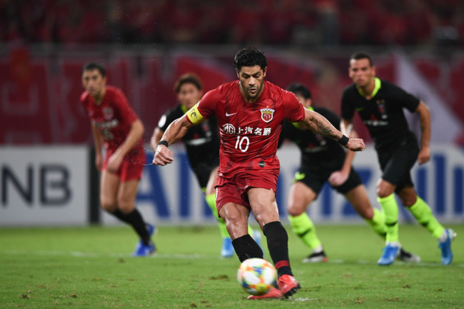 Hulk strikes the penalty during the Asian Champions League quarter-final first leg game between Shanghai SIPG and Urawa Red Diamonds in Shanghai on Aug 27, 2019. [Photo: IC]