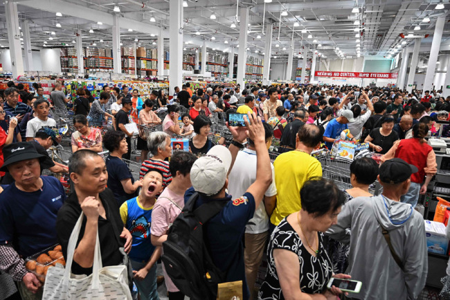 Tens of thousands of consumers flood into the first Costco outlet in China, on the store's opening day in Shanghai on August 27, 2019. [Photo: VCG]