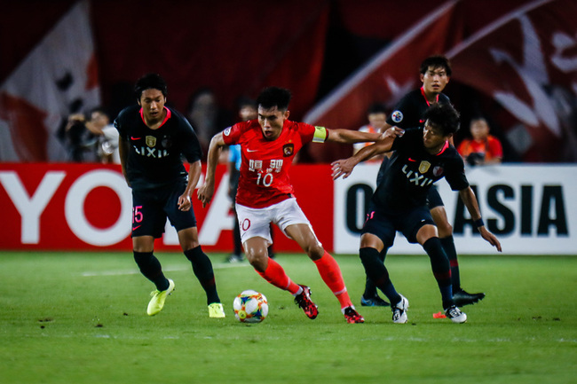 Guangzhou Evergrande captain Zheng Zhi (Center) controls the ball during the Asian Champions League quarter-final first leg game against the Kashima Antlers in Guangzhou on Aug 28, 2019. [Photo: IC]